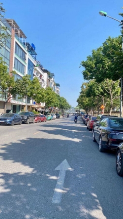 Nhỉnh 1x tỷ, phân lô lâm hạ 45m2 7 tầng, ô tô tránh, dừng đỗ, full nội thất