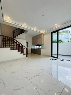 Rẻ nhất quận long biên 30m2, 4t, ô tô đỗ cổng, 5 phút lên cầu vĩnh tuy - 4.x tỷ