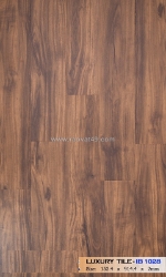 Sàn nhựa giả gỗ có phát ra mùi nhựa không? bao lâu thì hết?