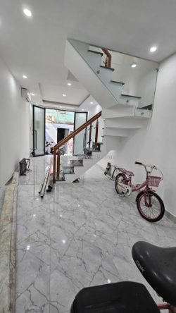 Sát mặt tiền q4
ngang 3.6 dài 9 nở hậu ngang 4m 
đúc bt dưới 4 tỷ