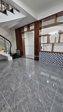 Sát mặt tiền trung tâm  q4
ngang 7.6 xxx đúc 5 tấm hơn 4 tỷ