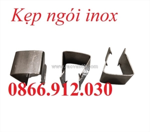 So sánh kẹp ngói nóc inox và phương pháp gắn ngói truyền thống