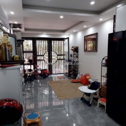 Tập thể tầng 1 hoàng quốc việt dt 45/60m 6,5 tỷ ô tô đỗ cửa,kinh doanh