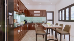 Tủ bếp gỗ sồi tự nhiên chữ l sang trọng, tiện nghi