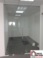 Ứng dụng cửa kính bản lề sàn trong thiết kế không gian mở