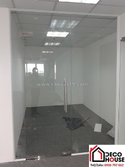 Ứng dụng cửa kính bản lề sàn trong thiết kế không gian mở
