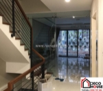 Ứng dụng vách kính cầu thang trong nhà ống hẹp – mở rộng không gian “ảo diệu”