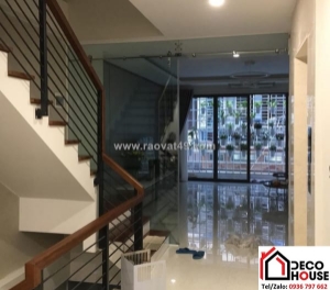 Ứng dụng vách kính cầu thang trong nhà ống hẹp – mở rộng không gian “ảo diệu”