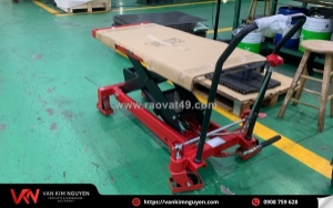 Xe nâng mặt bàn 1000kg – nâng hàng nặng nhanh – gọn – an toàn!