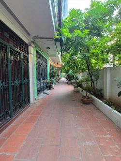 Nhà đẹp 5 tầng, 75m2, mặt tiền 5m, đang cho thuê kd 300tr/năm - phố hoàng hoa