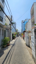 Sát mặt tiền q4 nguyễn khoái 
q4 có 0.5 phút tới q1 ,q2 
có 100 triệu m2 4 tấm