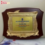 Bảng vinh danh gỗ đồng – đơn giản mà sang, quà tặng tôn vinh không bao giờ lỗi mốt