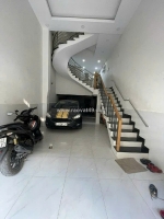 Cách mặt tiền huỳnh tấn phát  phú thuận 
vài chục mét 
xe hơi ngũ trong nhà