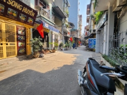 Chỉ 12 tỷ 9 - nhà phân lô vip hoàng đạo thành - cách phố lớn vài bước chân