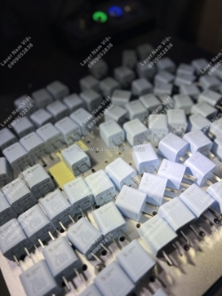 Khắc laser trên củ sạc, tai nghe