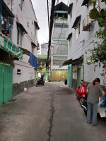 Ngay mặt tiền đường xe hơi 

- trung tâm quận 4
đúc 3 tầm 2 tỷ sổ hông riêng