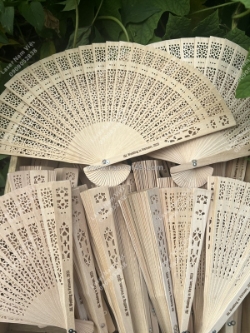 Nghệ thuật khắc laser trên quạt gỗ & quạt mo cau