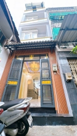 Sát mặt tiền khánh hội q4 
ngang 3.3 nở 4.4 dài 11 m 
có 5 tỷ