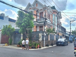 Bán biệt thự 8,5m x 25m. đúc 3 tấm góc 2 mặt tiền gần chợ, phường  hiệp thành .quận 12