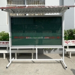 Bảng thông báo cửa kiếng có gắn khóa, có mái che