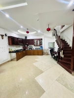 Nhà cầu giấy 40m2 5 tầng moning đỗ cửa ngay sân đỗ ô tô ngày đêm cách ô tô