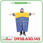 Áo mưa xanh phối vàng – nhỏ mà có võ trong mùa mưa này