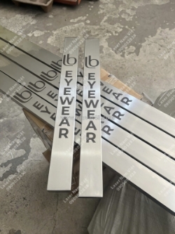 Khắc laser tay nắm cửa inox theo yêu cầu tại nam việt