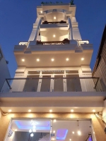 Khách sạn đang khai thác 200 triệu/tháng, nguyễn xí bình thạnh, giá chỉ 32 tỷ