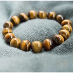 Vòng tay đá phong thủy mắt hổ nâu vàng