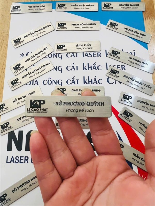 Nhận sản xuất – khắc laser bảng tên nhân viên mọi ngành nghề