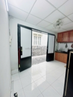 Sát mặt tiền tôn đản q4
dt  ngang 4.2 x dt 26 m2 có 1 tỷ