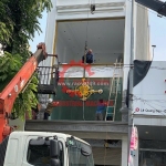 Thuê hít kính điện giá rẻ – giải pháp tối ưu cho công trình ngắn hạn