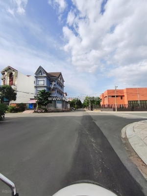 Bán đất nền lô góc 2 mặt tiền đường 10m -  full thổ cư - vị trí cực đẹp - chỉ