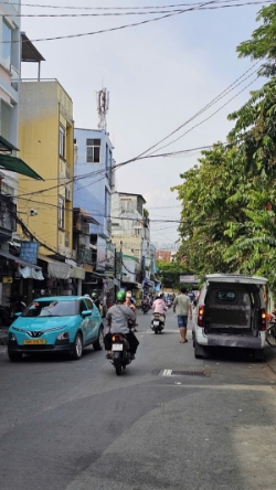 Ngay sát mặt tiền xóm chiếu q4
trung tâm cách 2 căn nhà
ngang 7.5 x 7.15 thu