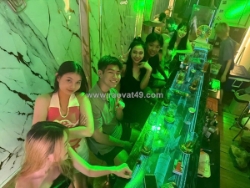 Sang gấp quán bar tây hoạt động cực kỳ đông khách tại q1