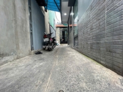 Sát mặt tiền q4
ngang 5.5 dài 3.5 
đúc bê tông có 2 tỷ