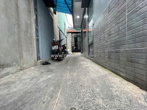 Sát mặt tiền q4
ngang 5.5 dài 3.5 
đúc bê tông có 2 tỷ