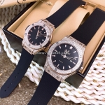 Thay dây da đồng hồ hublot thủ công, tỉ mỉ từng chi tiết