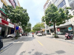 Toà nhà bệ vệ nằm  ngay tại phố trương công gai_cầu giấy 
em ý sở hữu diện