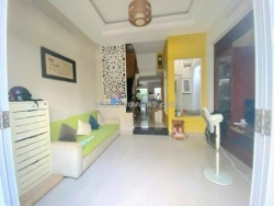 Cách mặt tiền 3 căn nhà
trung tâm q7
ngang 4.6 x 17 – 3t
có 8 tỷ