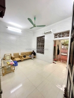 Cho thuê nhà ngõ 105 bạch mai ở gia đình, 3 tầng x 40m2, 2 ngủ, 8 triệu