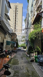 Hẻm xe hơi đại lộ trần hưng đạo 
ngang 4.5 x14 đúc bê tông q1 
dưới 300 triệu