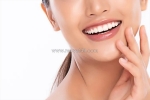 Niềng răng trong suốt leetray có đau không? giải mã cảm giác khi niềng