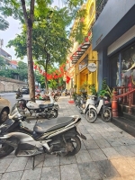 Siêu mặt phố phùng hưng mặt tiền cực rộng .
sổ vuông đét trước sau .
– kinh