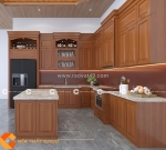 Tủ bếp gỗ xoan đào kết hợp bàn đảo hiện đại, tiện nghi