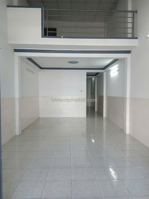 86. nhà 5 triệu mới đẹp 2pn có sân đậu ô tô gần cầu bà bộ thuận lợi cho việc