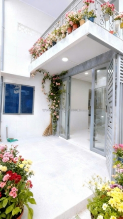 Bán nhà đúc bê tông 2t q4 sát mặt tiền 
ngang 7.4 dài 8.6 m hơn 4 tê