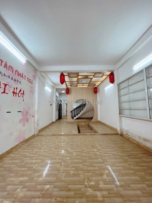 Bán nhà  mặt tiền kinh doanh  xóm chiếu  q4

ngang 4.5 dài  đúc bê tông 4