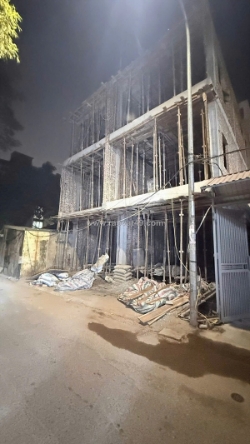 Bát khối - cổ linh  dt 44m - mt 4m xây 7 tầng thang máy  gara 2 oto  kinh doanh