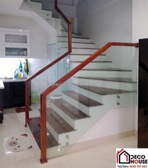 Cầu thang kính chân trụ dài có nên sử dụng không